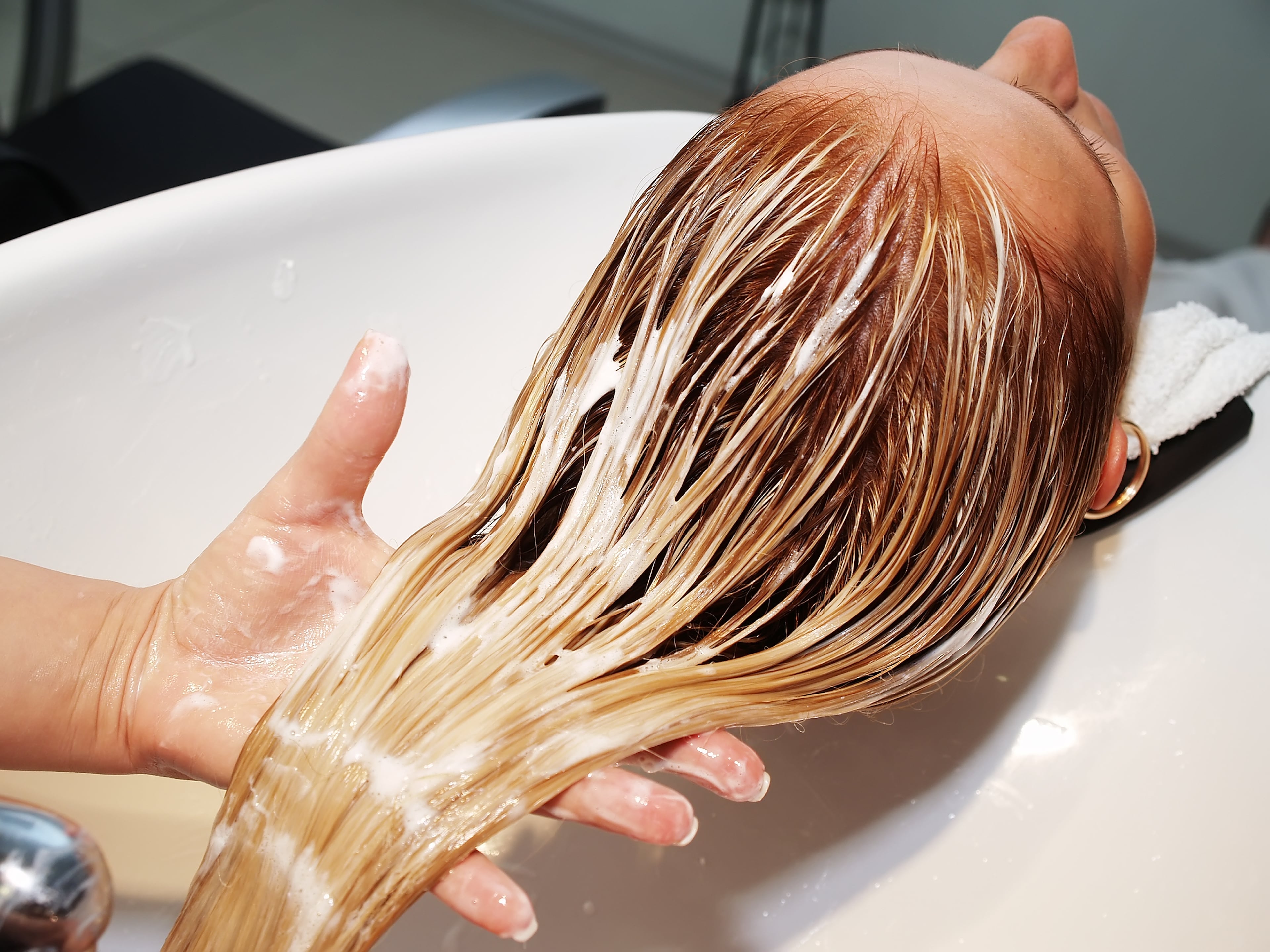 Маска для волос после мытья головы. Мытье волос. Окрашивание волос процесс. Нанесение маски на волосы. Краска для волос.